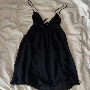 Svart loungewear  - Supergulligt, tyvärr för litet för mig. Står att det är S, men Skulle säga det är mer i storlek xs. Mycket bra skick!