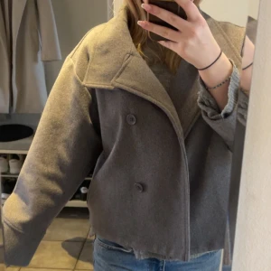 Short Felt Jacket - Säljer denna skitsnygga vårjackan ifrån gina tricot då jag vill ha den i en annan färg! Den är använd endast ett fåtal gånger så den är precis som ny❤️ Nypris är 599.95kr