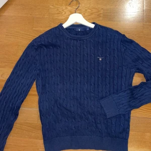 Tröja - Gant stickad tröja. Marinblå i storlek 176. Är lite urtvättad därav priset.