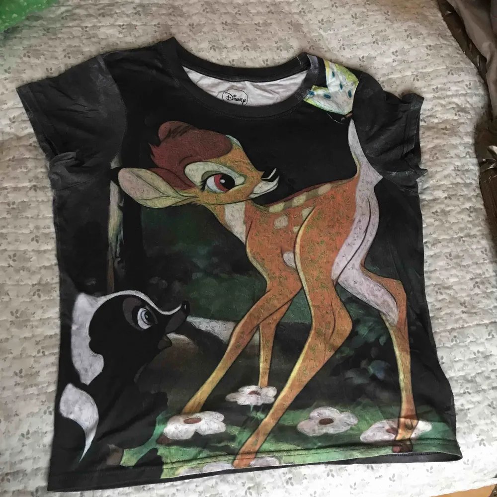 Disney T-shirt  med Bambi tryck, hämta i Majorna eller skicka  Kolla gärna mina saker 😀. T-shirts.