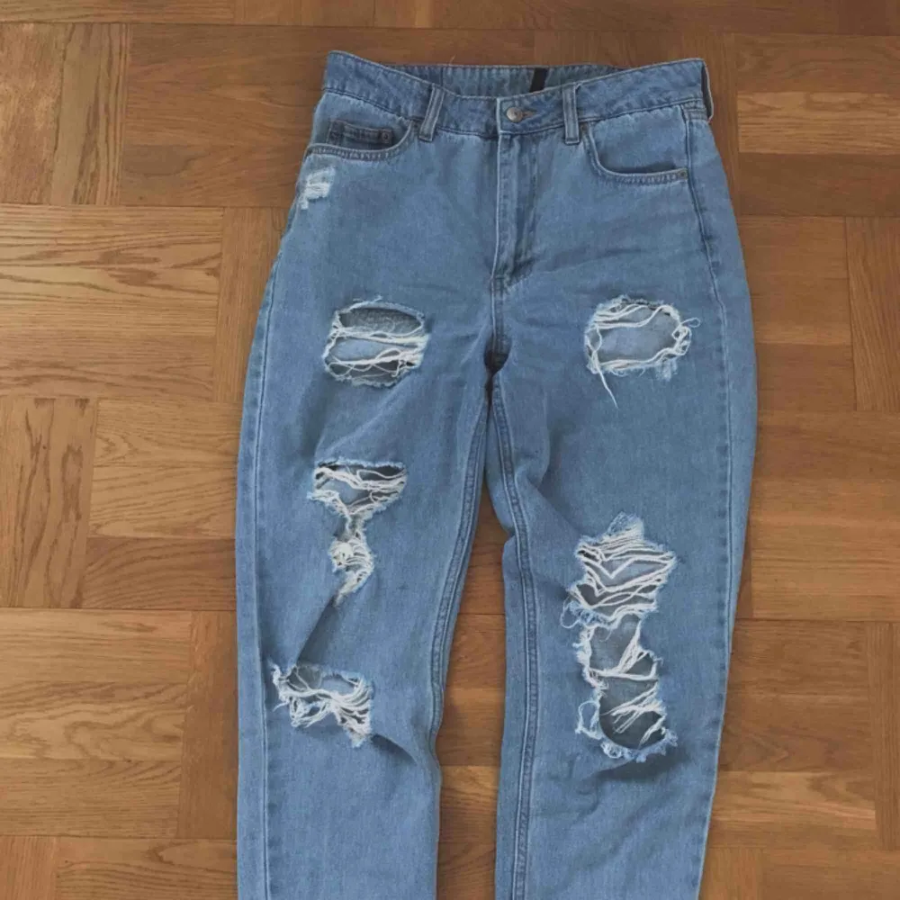 Slitna jeans Super bra skick! Storlek 38 Fraktar( köparen stör för kostnaden) . Jeans & Byxor.