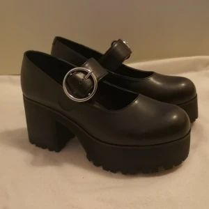  - Finaste skorna! Current mood "Damnation platform mary janes" från Dollskill. Mina drömskor men de var tyvärr för små för mig 😭  Har vanligen storlek 39 och de går på men klämmer något hemskt, så passar säkert perfekt för någon med storlek 38. Helt nya och endast provade! Möts helst upp i Stockholm, men köparen står för fraktkostnaden om de behöver skickas. 