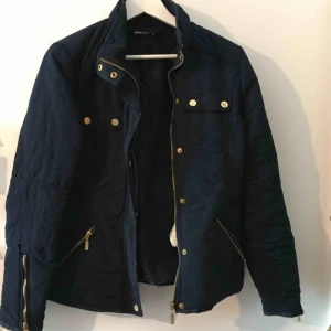 Jacka - Marinblå jacka från Gina Tricot. Guldiga knappar och dragkedjorna som funkar.