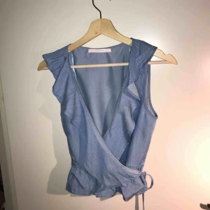  - Jag säljer en blus som kommer ifrån Zara. Det är en omlott blus som man knyter med banden runt om. Riktigt fin! Storlek: S nypris: 299 :- använd 1-3 gånger. Den kommer från ett djur och rökfritt hem.