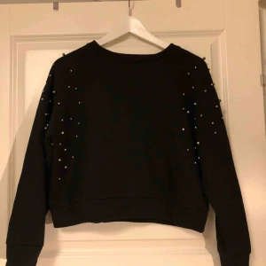  - Sweatshirt med pärlor på! Priset är inklusive frakt🥳