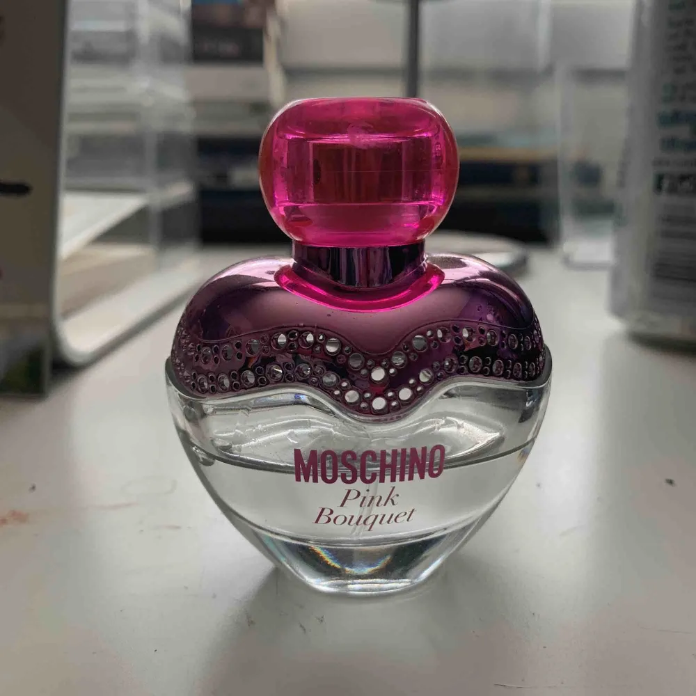 Frakt ingår i priset. Säljer en Äkta Moschino parfym i lukten Pink Bouquet. Köpt för 395kr 30ml. Doft blommig & fruktig. . Accessoarer.