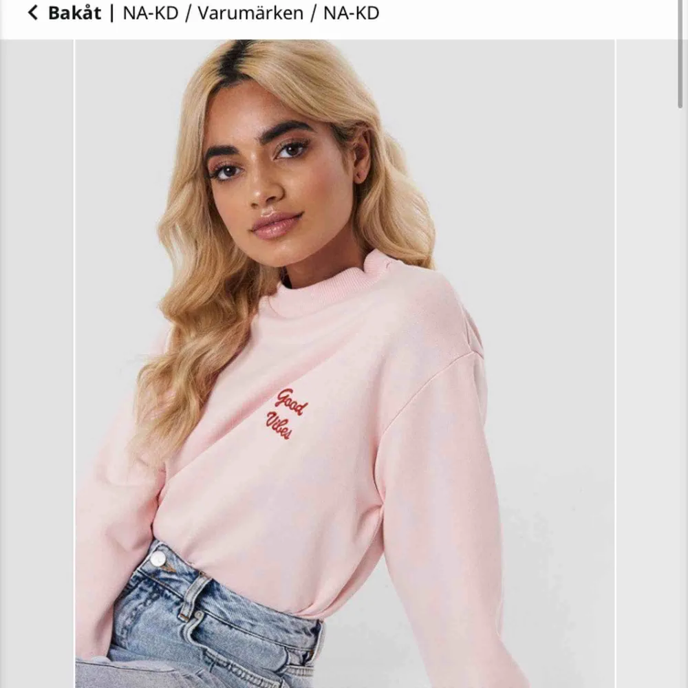 Jättefin ljusrosa tröja från NA-KD ”good vibes”. Stor i storleken så den är mer som en S/XS. Tar swish, köparen står för frakt, skriv för fler bilder eller om du har någon fråga. Använd en gång.. Hoodies.