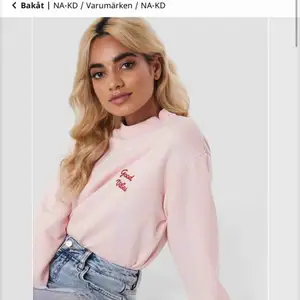 Jättefin ljusrosa tröja från NA-KD ”good vibes”. Stor i storleken så den är mer som en S/XS. Tar swish, köparen står för frakt, skriv för fler bilder eller om du har någon fråga. Använd en gång.
