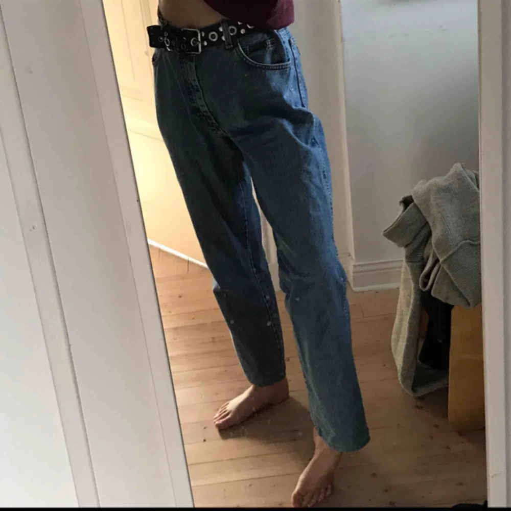 Vintage-jeans från märket Wrangler! Storleken är 34, men de känns större än så, jag är 1,70 och dom är som längden på mig på sista bilden. Kan mötas upp men också frakta :). Jeans & Byxor.
