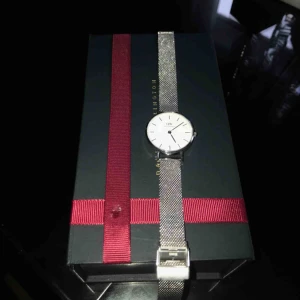  - Jätte fint skick. Knappt använd. Inga repor, inget som är sönder, klockan funkar perfekt.