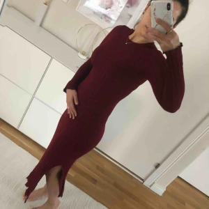  - Ribbad klänning från Zara. Knappt använd,stretchig. Frakt tillkommer😊