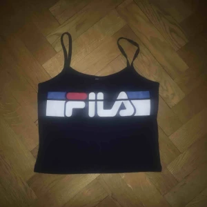  - Skönt mörkblått Fila linne i storlek S, använt 1 gång, så är i nyskick