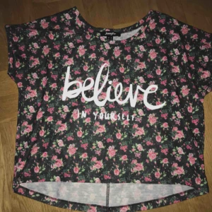  - BELIEVE IN YOURSELF storlek: S  #topp #top #coped #croptopp #tshirt #tröja