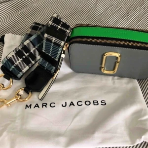  - Galet snygg väska!🌿🤤😍  Säljer helt ny Marc Jacobs väska då dom inte riktigt passade mig, men det gör ni säkert. Köpte på Nelly för 3499kr. Aldrig använt! 