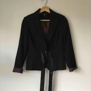  - Kavaj strl S. Sidenband i midjan och knapp. 