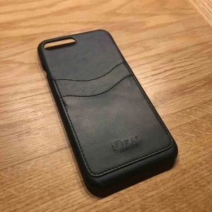  - iDeal Of Sweden skal som inte kommit till användning. En liten inbyggd korthållare för två kort :) 