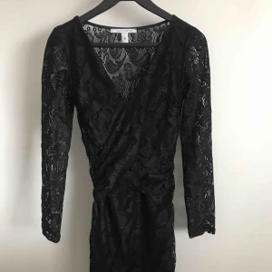  - Snygg tight klänning från Nelly. Köpare står för frakt.