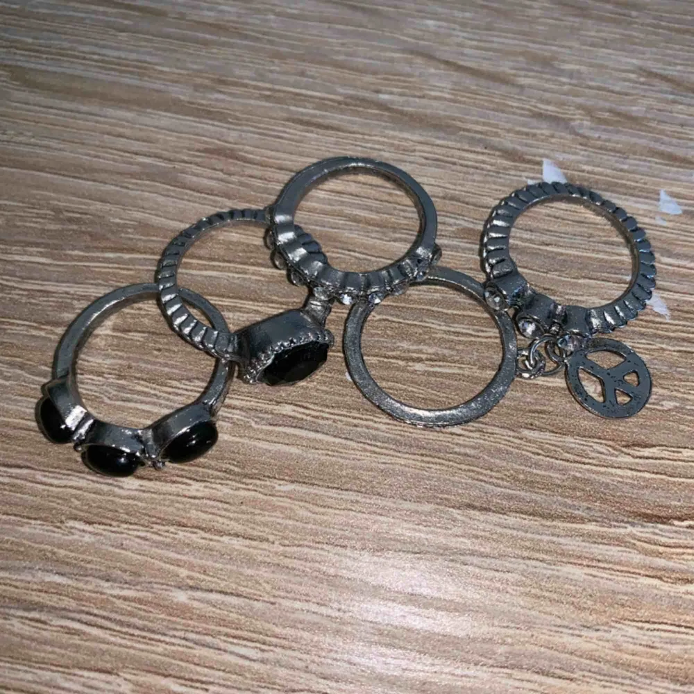 5 snygga ringar som matchar varandra. Lite av en bohemisk style på dem. 90kr för allihop.   Nya och i bra kvalité!!. Accessoarer.