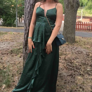  - Grön balklänning från Ginatricot som är sååå fin! Endast använd en gång, så den är som ny. Köpare står för frakt, men jag möts även upp i Stockholmsområdet
