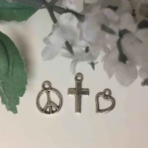  - Aldrig använda! Inte äkta silver. 3 stycken fina berlocker som kan hängas vart man än vill. Frakten är inräknat i priset. 