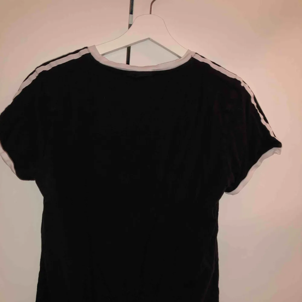 Adidas svart t shirt bra skick💕 köpt för 350kr. Skjortor.