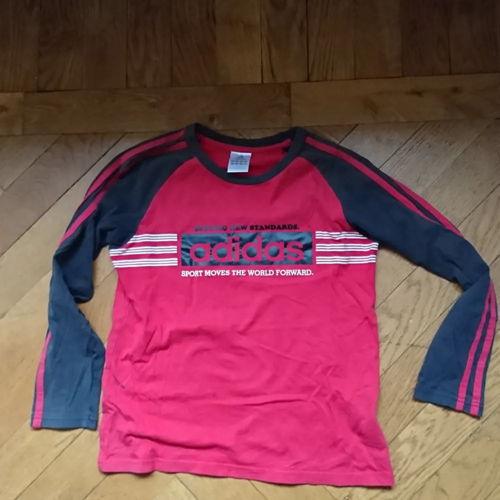 Adidas tröja, den är tajt på mig som S, vilket är snyggt. Men storleken är nog snarare en XS. Kan frakta!. Toppar.