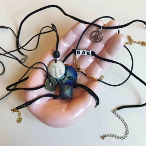  - Massa olika halsband och ett armband🍀✨*Blått runt keramikhalsband med gulddetaljer: 20 kr  *BAE-halsband: 10 kr *PEACE-halsband: 15 kr *Armband med blå sten: 20 kr *MOONFACE-halsband: 20 kr *THAI-CHOKER: 10 kr. 💕FRAKT 10 kr💕