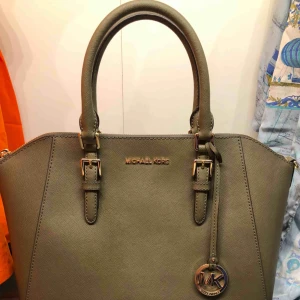  - Michael kors väska militär grön köpt för 4500kr i USA superfin å as ball men använder tyvärr inte så mycket, knappt använd å längre band finns till