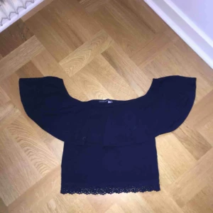  - Söt marinblå offshoulder topp från Bershka. Köparen står för frakten