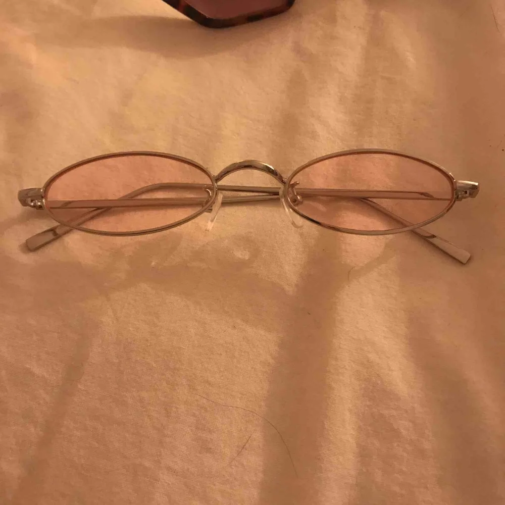 2 par glasögon, 1 par för 100kr, båda två för 150kr   Paret till höger är sålt♥️. Accessoarer.