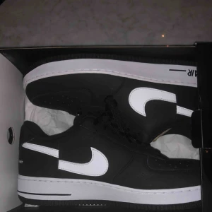  - Supreme x CDG AF1 storlek 45 till salu Skick: 10/10 (har prövat)