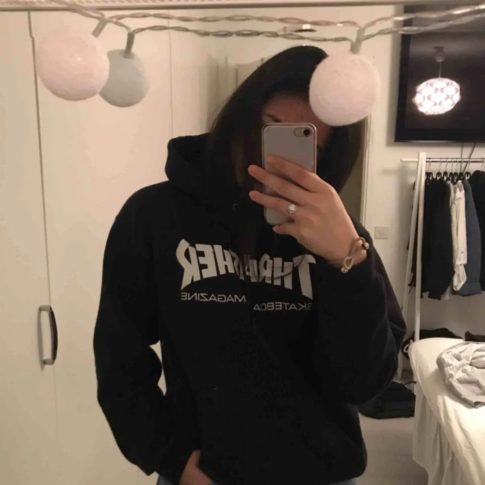 Äkta Thrasher hoodie köpt i somras på deras hemsida för 1000kr. Sparsamt använt, däremot har en tråd från snöret till luvan gått upp lite (inget som syns från anstånd). Säljes för halva priset.. Hoodies.