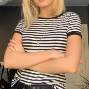  - Enkel svart- och vit-randig T-shirt från BikBok!!