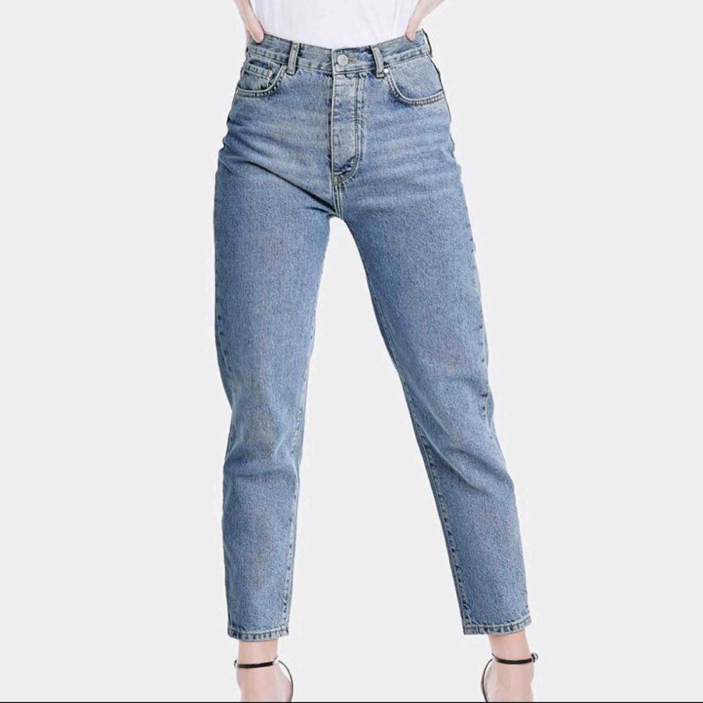 Mom jeans från BikBok i storlek S. Ganska välanvända men ändå väldigt fint skick! Innersöm ca 67-69 cm. Passar alla längder beroende på hur man vill att de ska sitta! Nypris 600. Kan mötas upp i Stockholm eller skicka mot fraktkostnad (gissar 55:-). Jeans & Byxor.