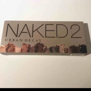  - Helt ny Naked 2 palette. Aldrig använd och skyddsplasten är kvar på spegeln och borsten. Äkta såklart (köpt på kicks). Säljes då jag inte använder den och det är inte min stil. Skriv till mig om ni vill ha fler bilder eller om ni har några frågor :)