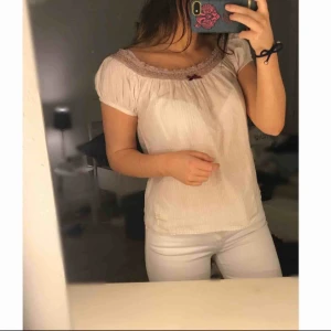  - Söt odd molly blus knappt använd  Storlek 0 (XS) Ska varan skickas står köparen för frakten  