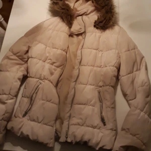  - Beige vinterjacka. Bra skick, hämtas i Mehedeby eller tas till tierp