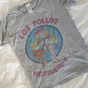 Los Pollos Hermanos tröja köpt i Italien Använd några gånger Mötas i centrala Stockholm OK Frakt (extra fraktkostnad) OK Längd 58cm Omkrets 88cm