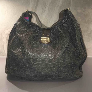  - Äkta Marc Jacobs HOBO i äkta läder. Insidan är helt perfekt och ren. Inköpspris 7000kr.  Axelremsbandet defekt, går att byta ut.  Uppe på flera säljsidor, först till kvarn! Se gärna mina andra annonser :)