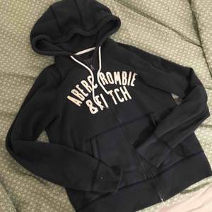 Säljer min nästan helt nya Abercrombie hoodie.  Färgen är i navy blå Köptes på abercrombies egna hemsida för ca 900kr