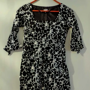  - Oanvänd klänning med dragkedja i sidan