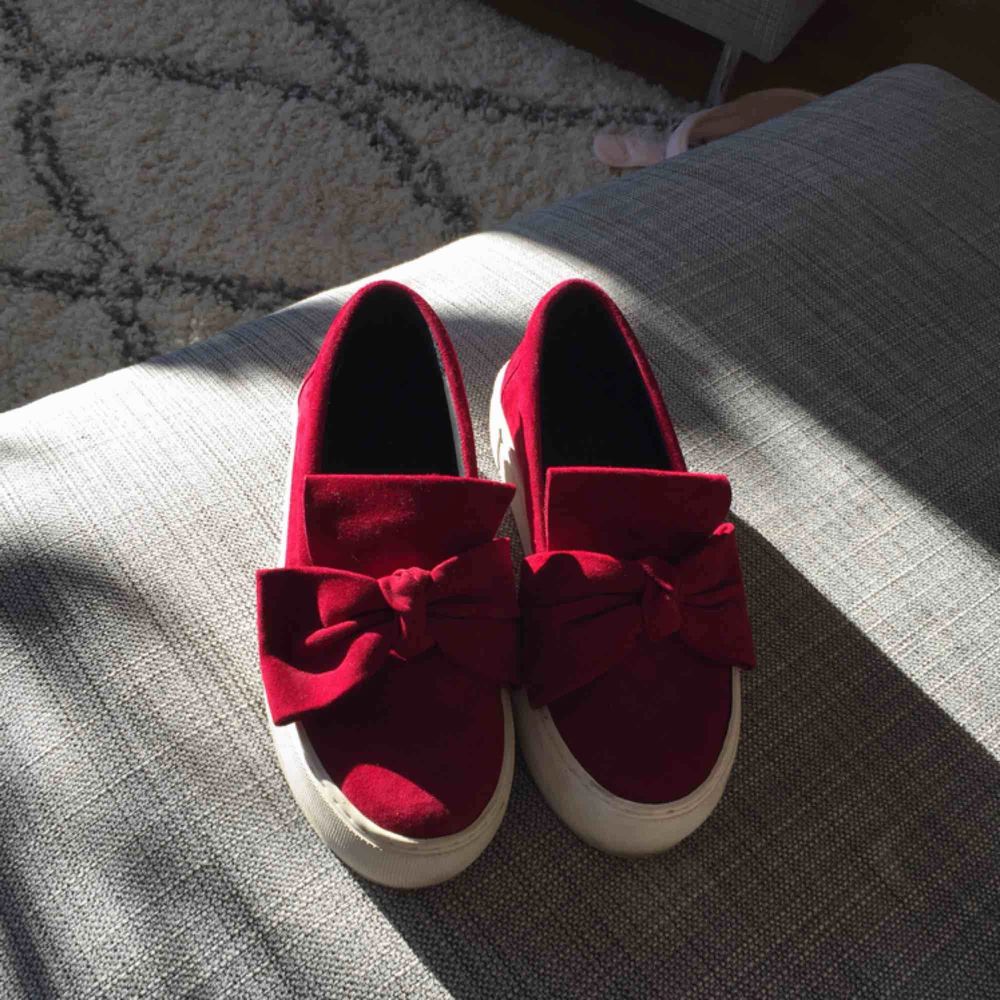 Röda skor med rosett. Använda 3 gånger. Tyvärr något försmå för mig. Nytt pris 1500kr. . Skor.