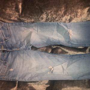 Ljusblå jeans från HOLLISTER med slitningar i strl W25 L31. 