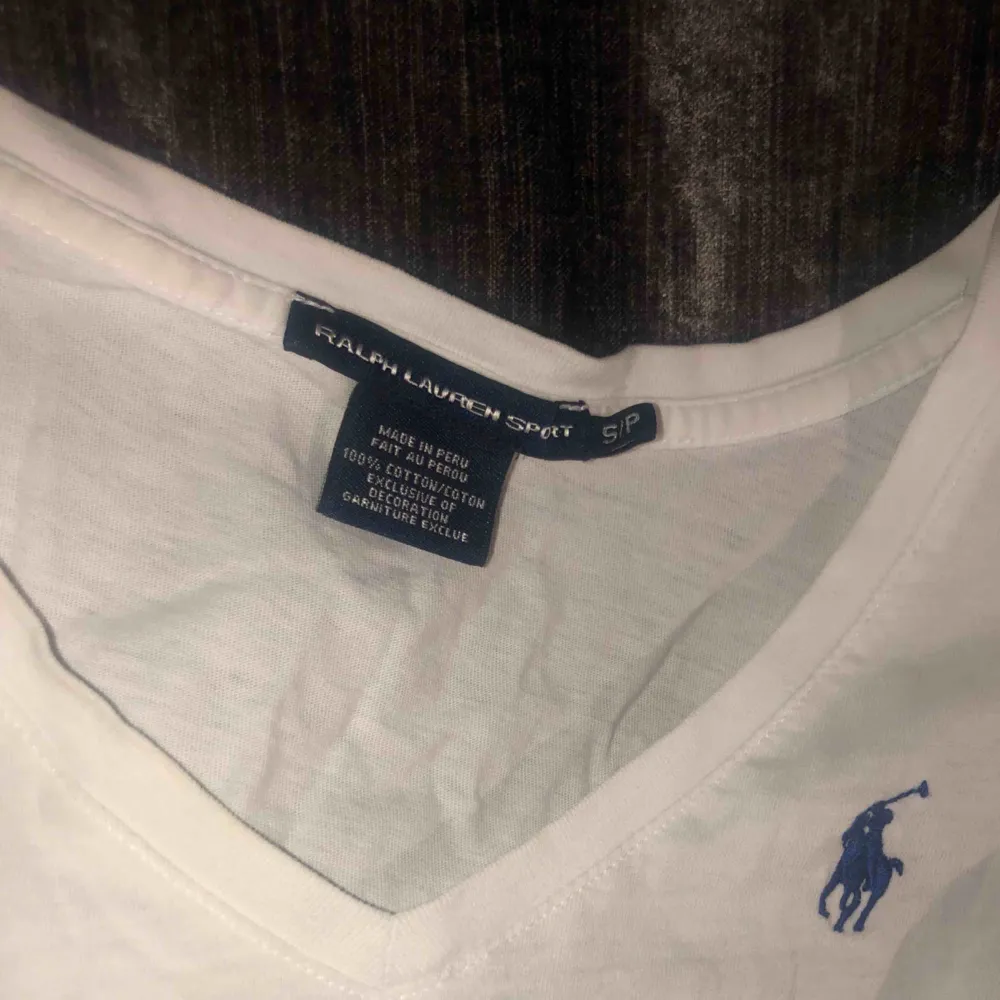V-ringad t-shirt från Polo Ralph Lauren i strl S, köpt i USA. . T-shirts.