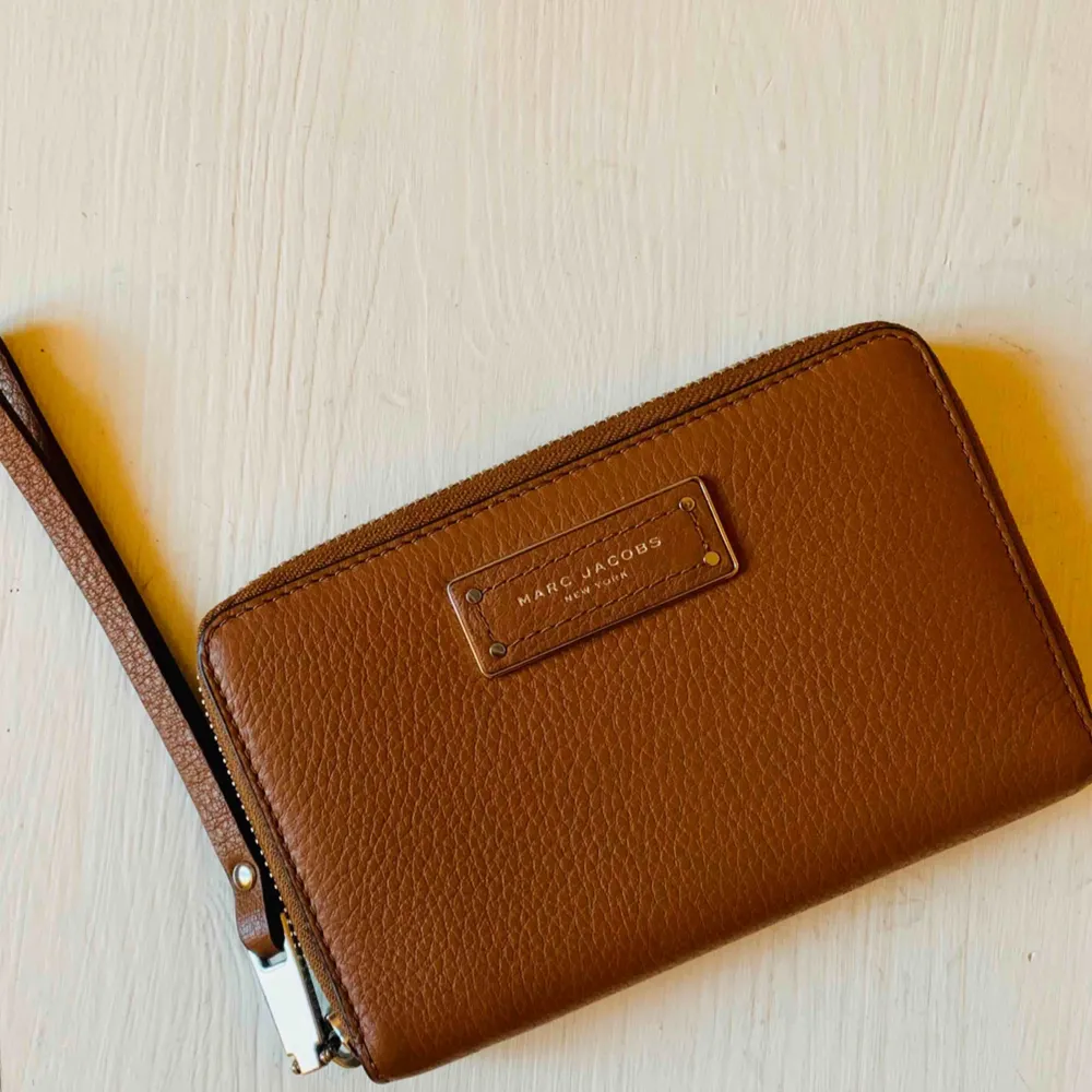 Ljusbrun wristlet plånbok från Marc Jacobs.  iPhone 8 får plats i mobil facket. Använd 2 gånger. . Väskor.