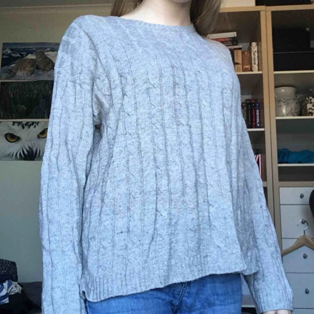 Stickad grå tröja från Lindex. Färgen är mest som i första bilden. Den är lite längre bak än fram 🥰   vid frakt betalar köparen för den! (ca 60 kr) 🚨. Stickat.