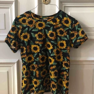  - Fin T-shirt från monki.  Kan mötas upp i Gbg annars tillkommer frakt ✨