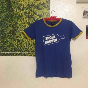  - Något skrynklig t-shirt men typ aldrig använd 🤪 och oklart ursprung. Make a statement!
