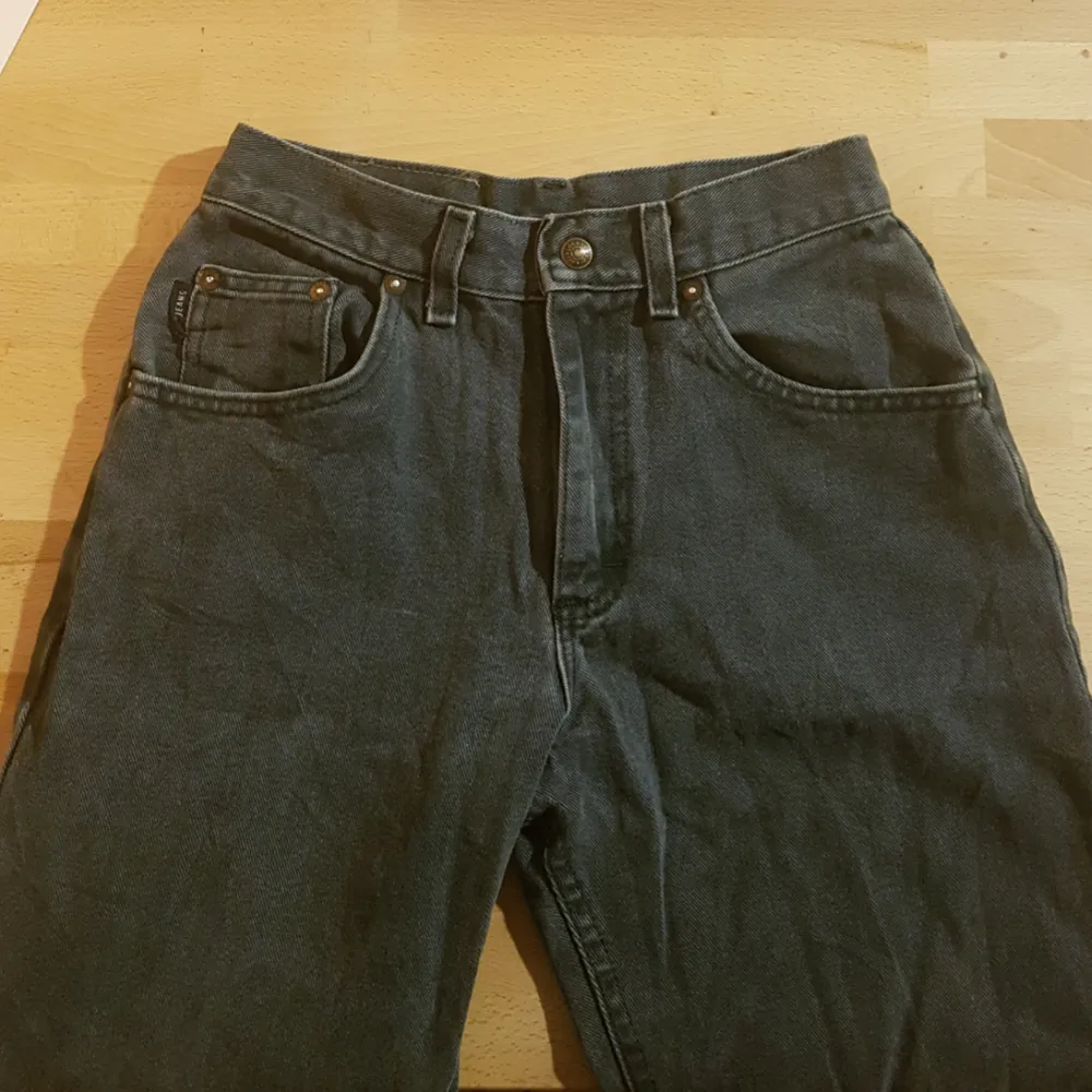 Vintage grå Lee-jeans med vida raka ben. Älskar dessa men har tyvärr vuxit ur dem :( . Jeans & Byxor.
