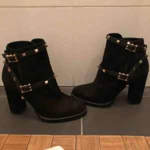  - Säljer mina fina skor från Valentino, köpta på Nathalie Schuterman.  Storlek 36 1/2. Använda endast en gång, så de är i nyskick!  Valentio Roxkstud Suede Ankleboots.
